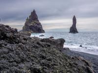 Nahe der im Meer stehenden Felsnadeln Reynisdrangar - Südisland